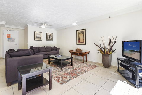 Surfers Century Oceanside Apartments - Mackay Tourism 6