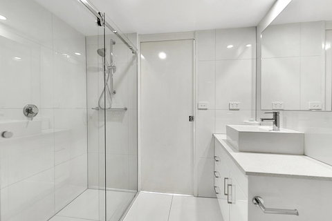 Surfers Century Oceanside Apartments - Mackay Tourism 3