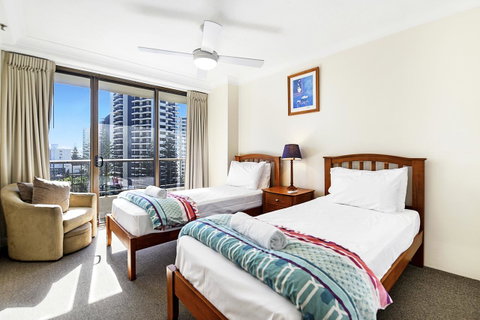 Surfers Century Oceanside Apartments - Mackay Tourism 7