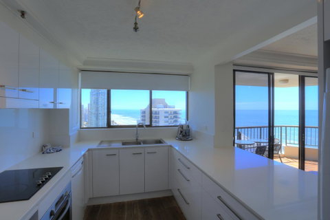 Surfers Century Oceanside Apartments - Mackay Tourism 37