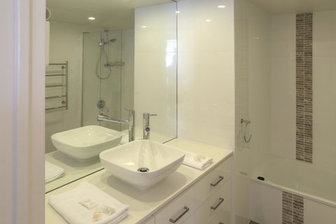 Surfers Century Oceanside Apartments - Mackay Tourism 38
