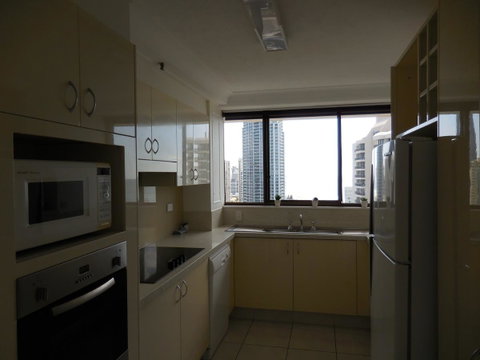 Surfers Century Oceanside Apartments - Mackay Tourism 42