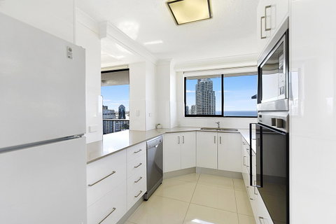 Surfers Century Oceanside Apartments - Mackay Tourism 4