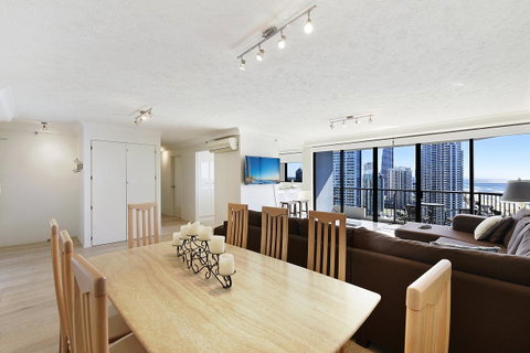 Surfers Century Oceanside Apartments - Mackay Tourism 12