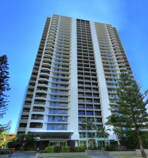 Surfers Century Oceanside Apartments - Mackay Tourism 15