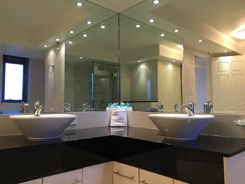 Surfers Century Oceanside Apartments - Mackay Tourism 23