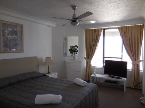 Surfers Century Oceanside Apartments - Mackay Tourism 39