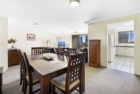 Surfers Century Oceanside Apartments - Mackay Tourism 5