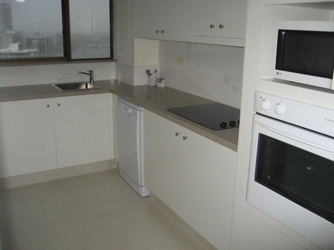 Surfers Century Oceanside Apartments - Mackay Tourism 35