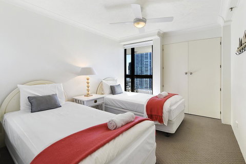 Surfers Century Oceanside Apartments - Mackay Tourism 10