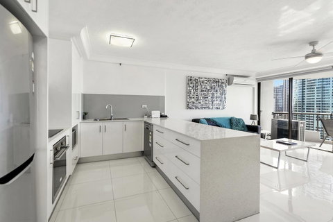 Surfers Century Oceanside Apartments - Mackay Tourism 14