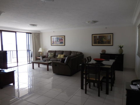 Surfers Century Oceanside Apartments - Mackay Tourism 41