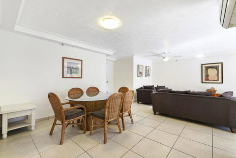 Surfers Century Oceanside Apartments - Mackay Tourism 8