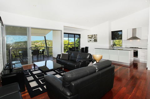 224 Centenary Heights Road Coolum Beach, 500 Dollar Bond, Linen Included - Mackay Tourism 3