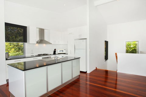 224 Centenary Heights Road Coolum Beach, 500 Dollar Bond, Linen Included - Mackay Tourism 1