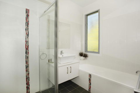224 Centenary Heights Road Coolum Beach, 500 Dollar Bond, Linen Included - Mackay Tourism 9