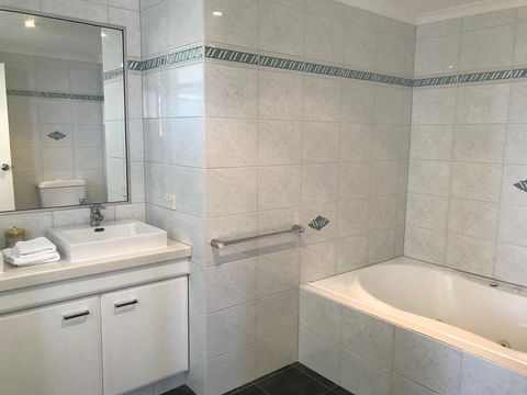 Rainbow Bay Resort Holiday Apartments - Mackay Tourism 5