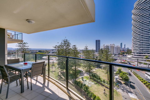 Broadbeach On The Park, 3 Bed Ocean - We Accommodate - Mackay Tourism 10