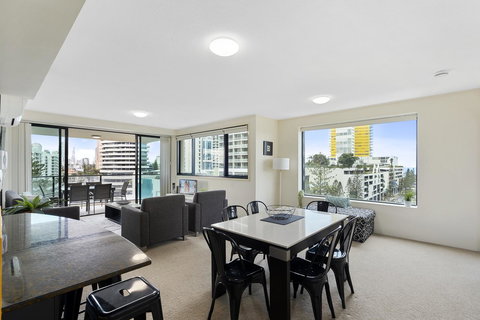 Broadbeach On The Park, 3 Bed Ocean - We Accommodate - Mackay Tourism 2