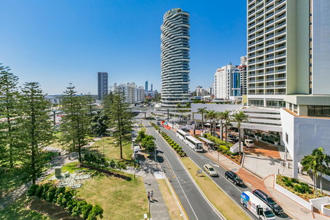 Broadbeach On The Park, 3 Bed Ocean - We Accommodate - Mackay Tourism 13