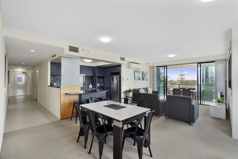 Broadbeach On The Park, 3 Bed Ocean - We Accommodate - Mackay Tourism 1