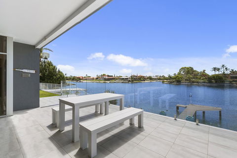 Havana Blue - Large 4 Bedroom Family Home - Mackay Tourism 1