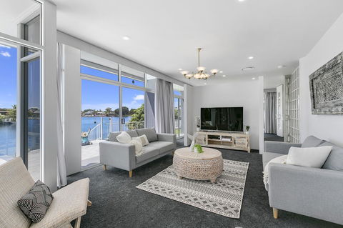 Havana Blue - Large 4 Bedroom Family Home - Mackay Tourism 0