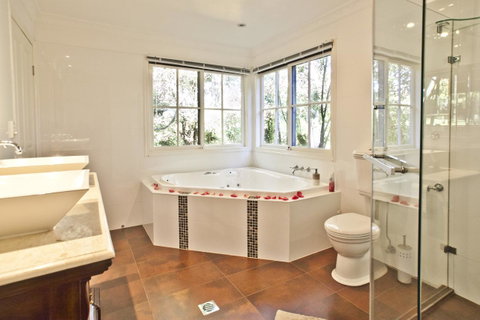Curtis Falls Cottage - Mackay Tourism 5