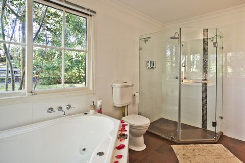 Curtis Falls Cottage - Mackay Tourism 4