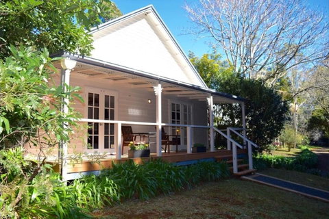 Curtis Falls Cottage - Mackay Tourism 0