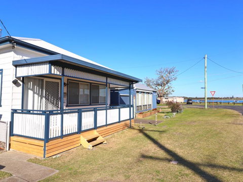 Waterside Retreat - Mackay Tourism 1