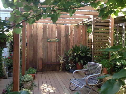 Whispering Pines Bed And Breakfast - Mackay Tourism 0