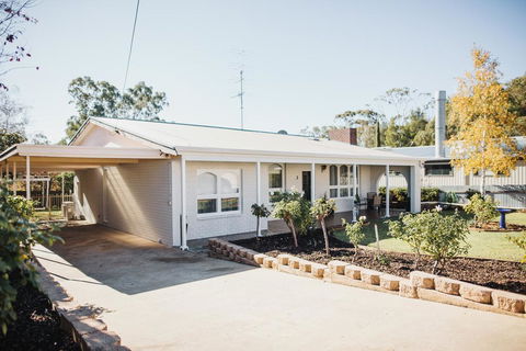 White On Wright Clare - Mackay Tourism 1