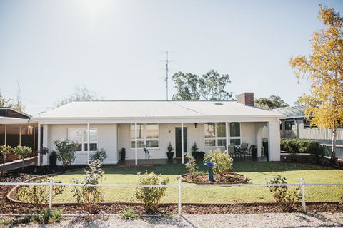 White On Wright Clare - Mackay Tourism 0