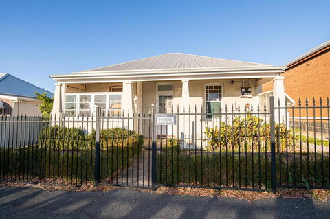 William Cottage Central Heritage Home - Mackay Tourism 3