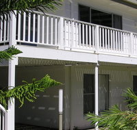 Wonky Pine Beach House NARRWALLEE- 4 bedroom - Mackay Tourism