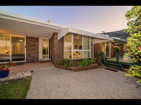 Woorim Secluded Palms Cottage - Mackay Tourism 0