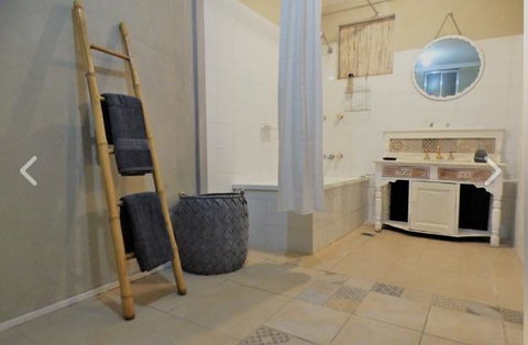 Yamba Hinterland Bush Retreat - Vintage Bus Stay - Mackay Tourism 3