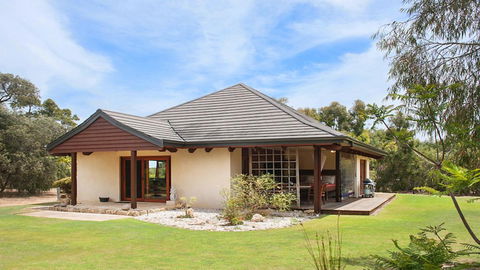 Yallingup Retreat - Mackay Tourism 0