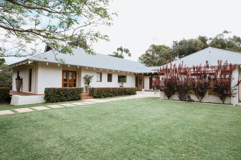 Yallingup Villas - Mackay Tourism 0