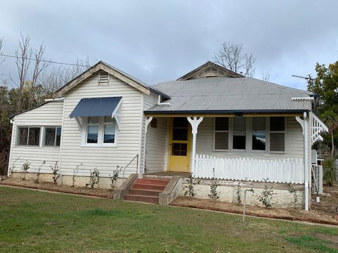 Yellow Door House Adelong - Mackay Tourism 1