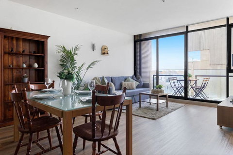 A Chic 2BR Apt Near Melbourne Uni FREE Parking - Mackay Tourism 0