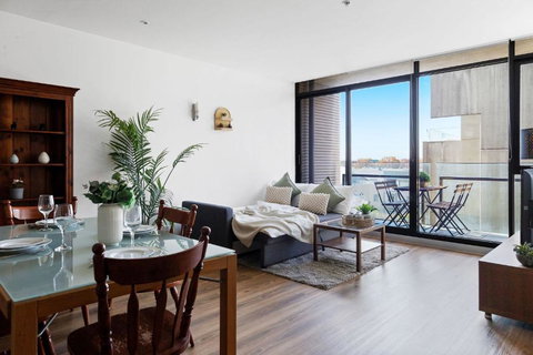 A Chic 2BR Apt Near Melbourne Uni FREE Parking - Mackay Tourism 2