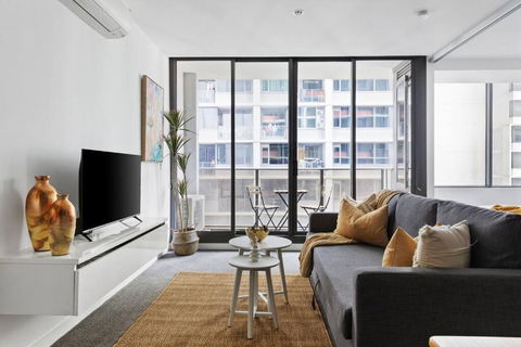 A Chic 2BR Apt Near Southern Cross, With Secure Parking - Mackay Tourism 0