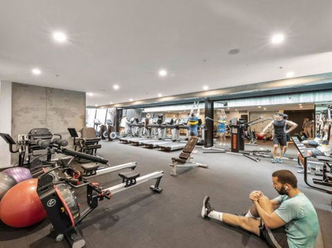 A Chic 2BR Apt Near Southern Cross, With Secure Parking - Mackay Tourism 3