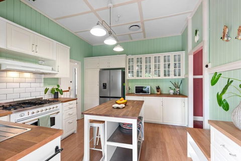 A Colourful Life 4Bed-2Bath-1Car - Queenslander - Mackay Tourism 2