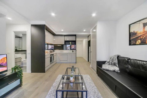 A Comfy 2BR Apt 5-Min Walk To Melbourne Central - Mackay Tourism 0