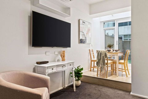 A Cozy CBD Studio Near Melbourne Central - Mackay Tourism 1
