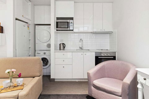 A Cozy CBD Studio Near Melbourne Central - Mackay Tourism 3