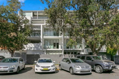 A Modern Two Bedroom Apartment! Quiet, Secure And 1 Minute Walk To Bondi Beach! - Mackay Tourism 1